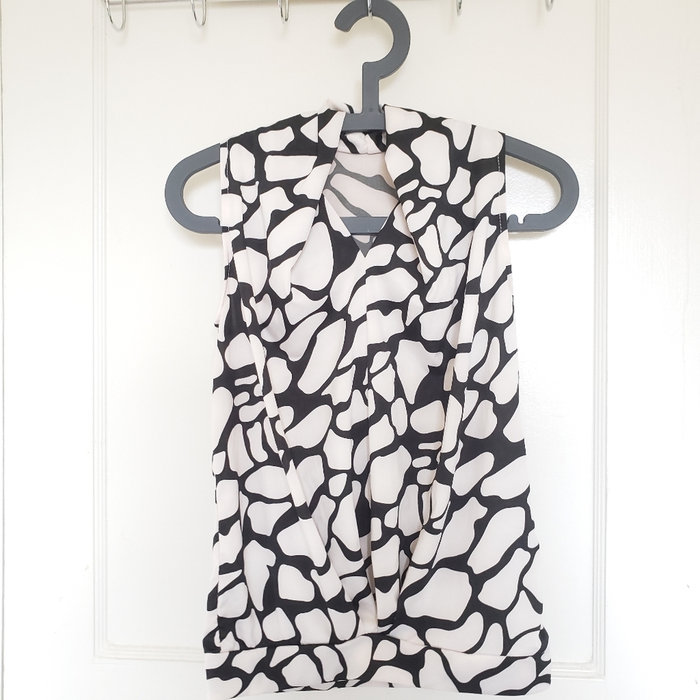 NWOT Sleeve less Polyester Top